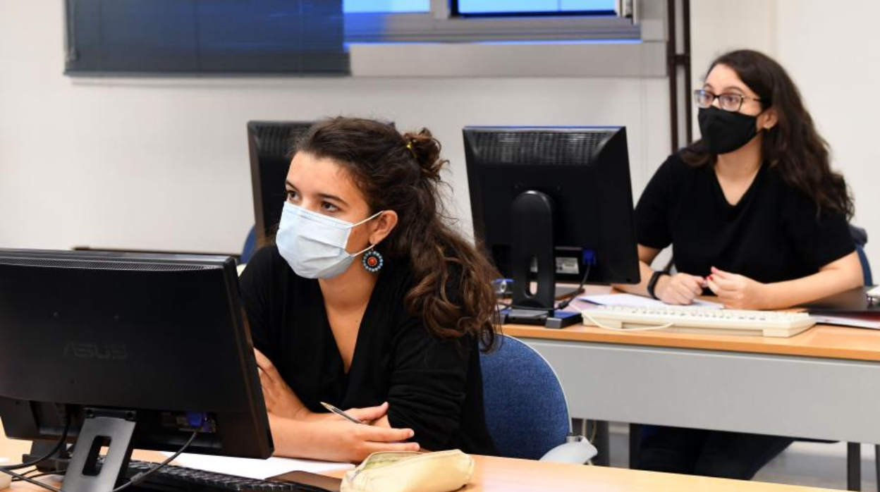 Estudiantes con mascarilla