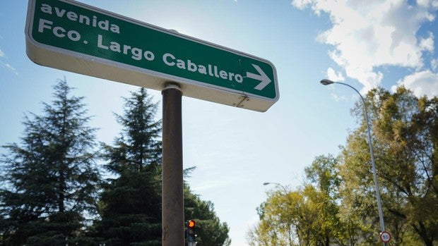 Largo Caballero e Indalecio Prieto perderán sus calles en Madrid, pero no sus estatuas