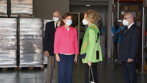 La Reina Sofía conoce la labor de los voluntarios del Banco de Alimentos de Toledo