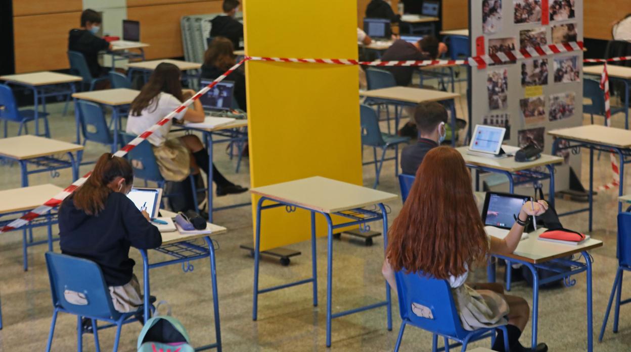 Varios alumnos atienden desde su ordenador clases virtuales impartidas en el Colegio Ábaco