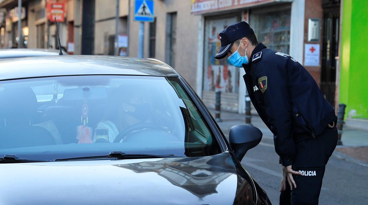 Un agente municipal en un control en una zona restringida en la localidad madriileña de Alcorcón