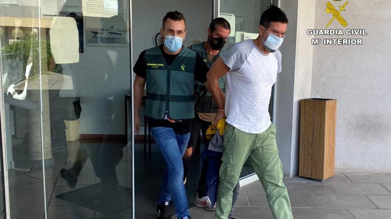 El detenido por la estafa múltiple, custodiado por la Guardia Civil