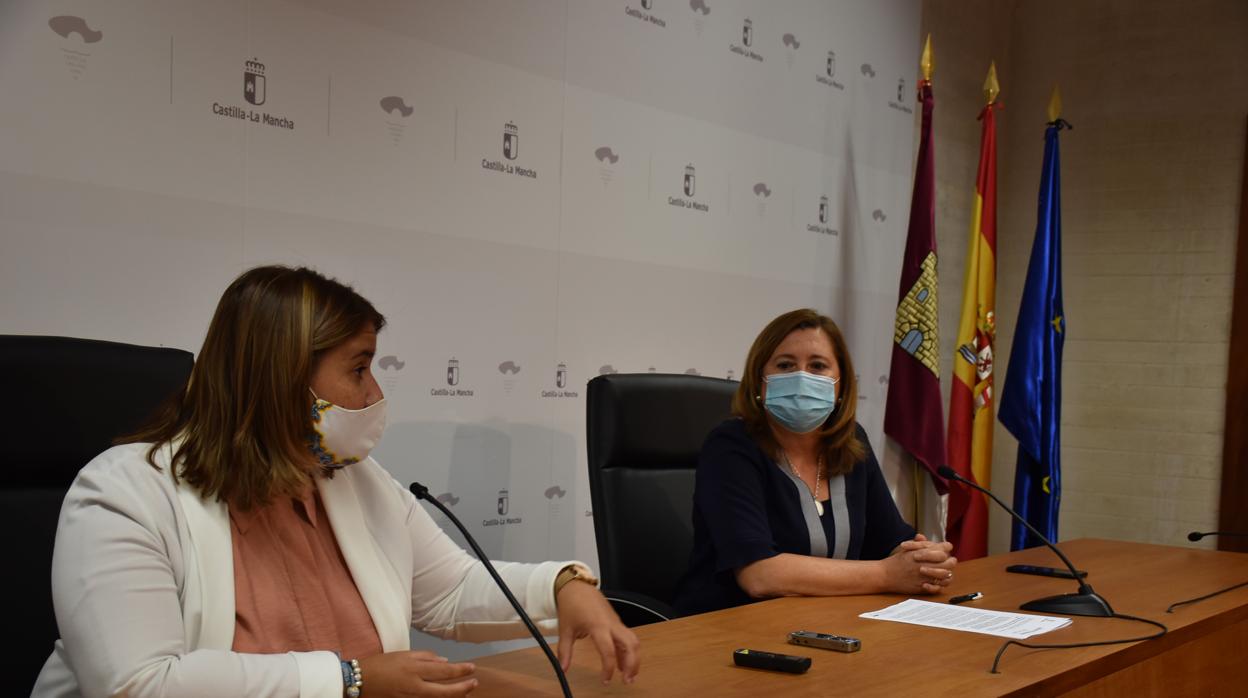 La consejera de Educación , Rosa Ana Rodríguez junto con la alcaldesa de Talavera