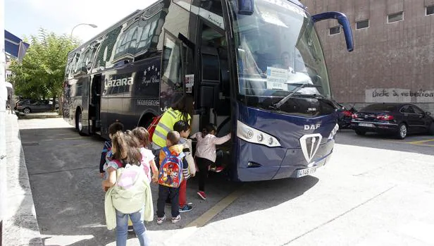 Movilización para exigir a Xunta y empresa «responsabilidades» por el olvido de un escolar en un bus