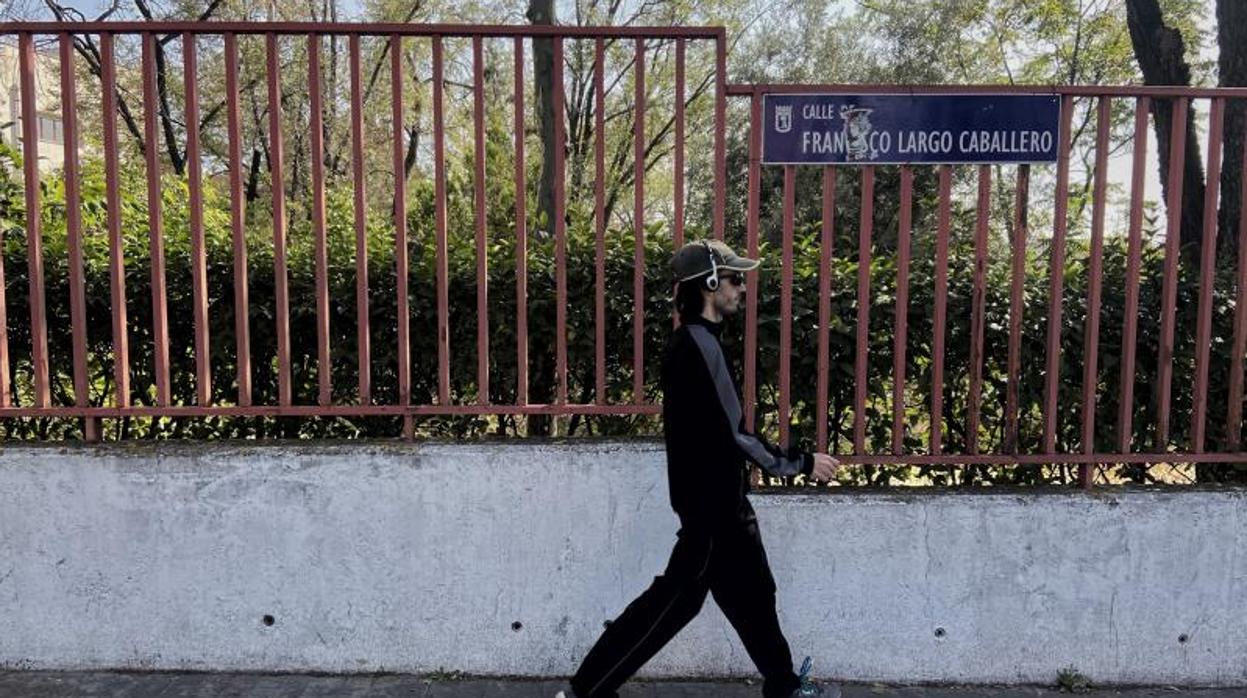 Un hombre pasea por la calle Francisco Largo Caballero, en Ciudad Lineal