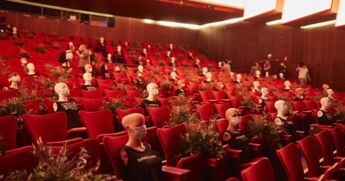 Reapertura de los Teatros del Canal, con flores y maniquíes ocupando los huecos para respetar la distancia social