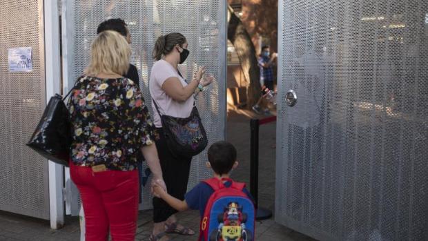 Cataluña tiene a 29.100 alumnos y 1.600 docentes en cuarentena por el Covid