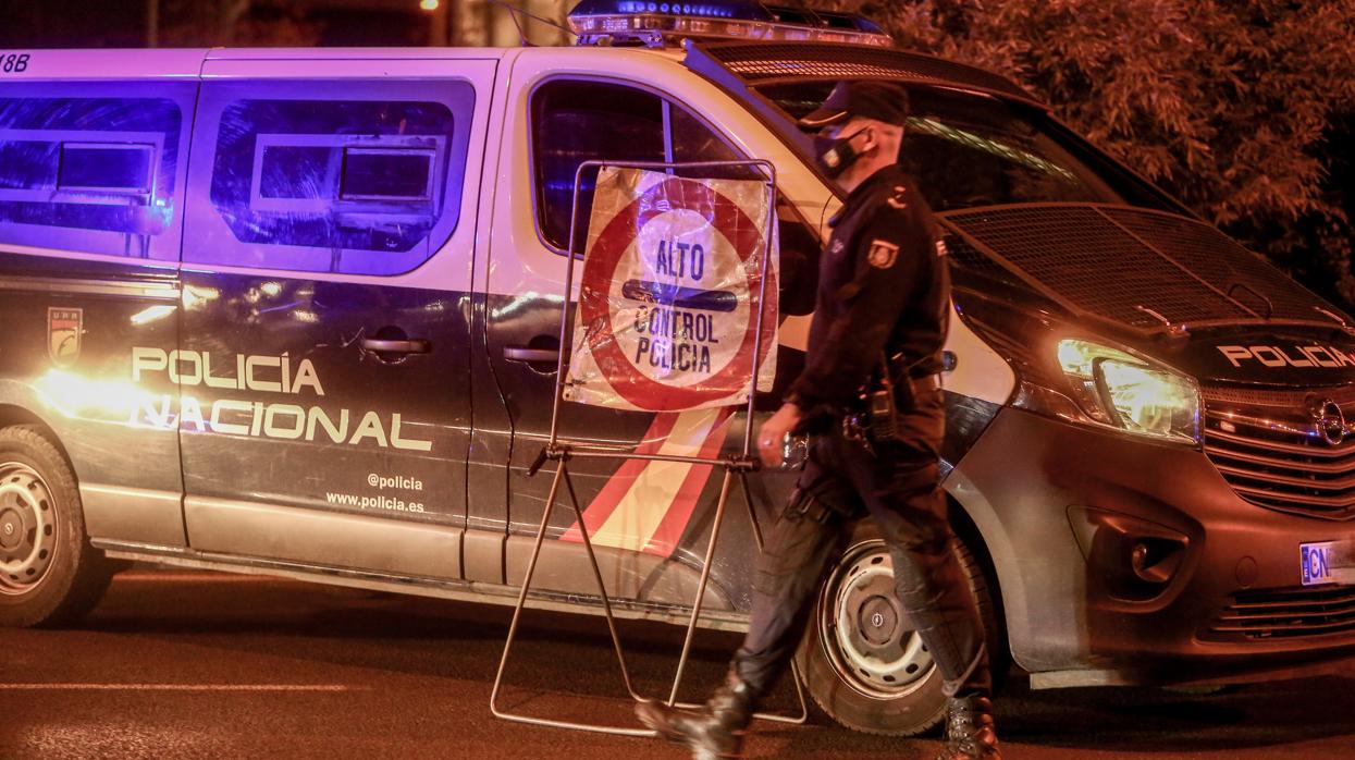 Policía nacional en un control de la capital