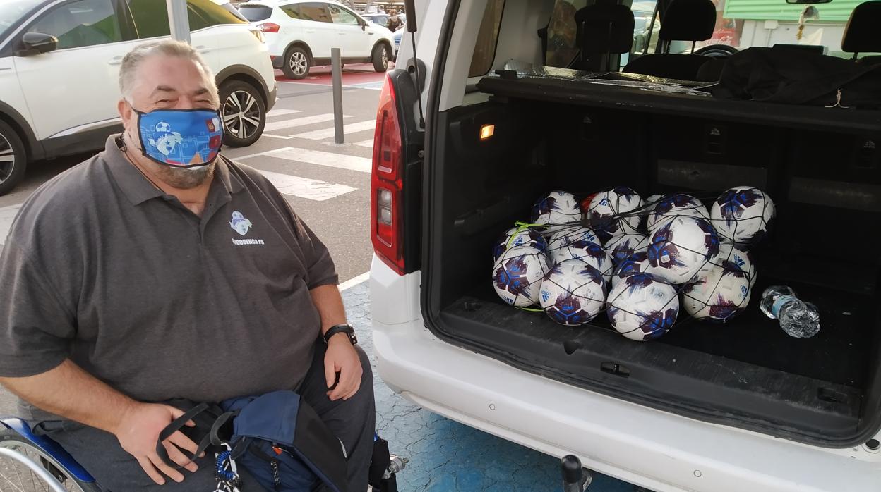 Luis Saiz, con unos balones para su equipo de fútbol sala