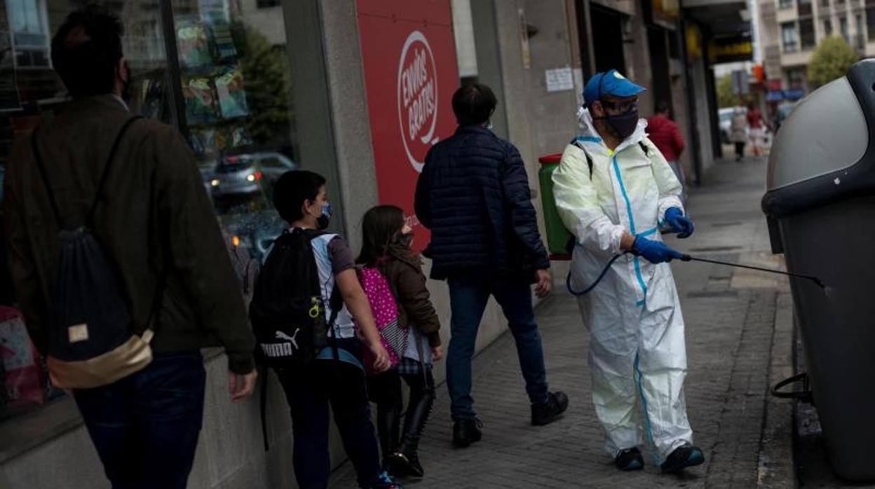 Desinfección de calles en Ourense, la ciudad más afectada por el coronavirus en Galicia