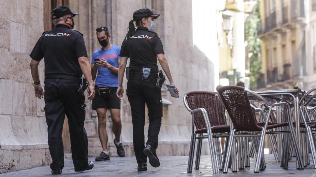 Dos agentes de la Policía Nacional patrullando por Valencia