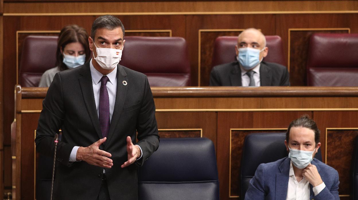 El presidente del Gobierno, Pedro Sánchez, interviene durante la sesión de control al Gobierno en el Congreso con el vicepresidente segundo, Pablo Iglesias, sentado en su escaño