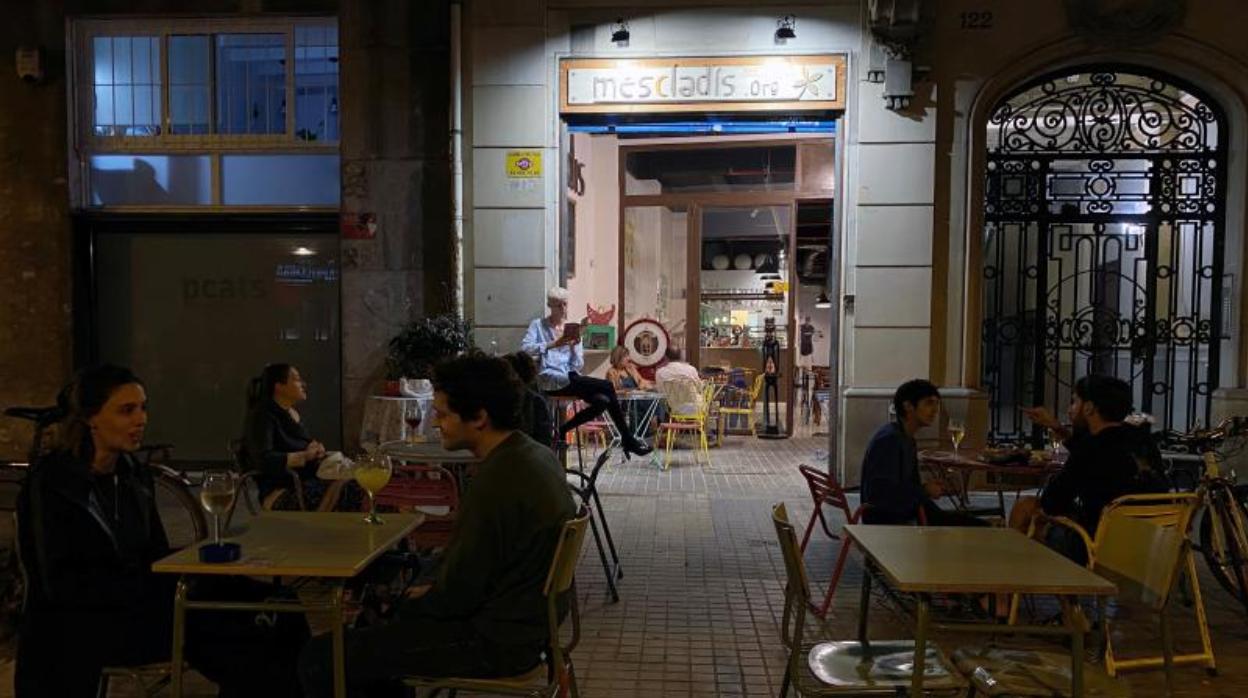 Una terraza de un restaurante de Barcelona, medio vacía este fin de semana