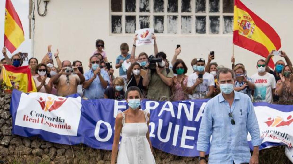 Los Reyes, el pasado verano, recibidos en Menorca con pancartas de Concordia Real Española