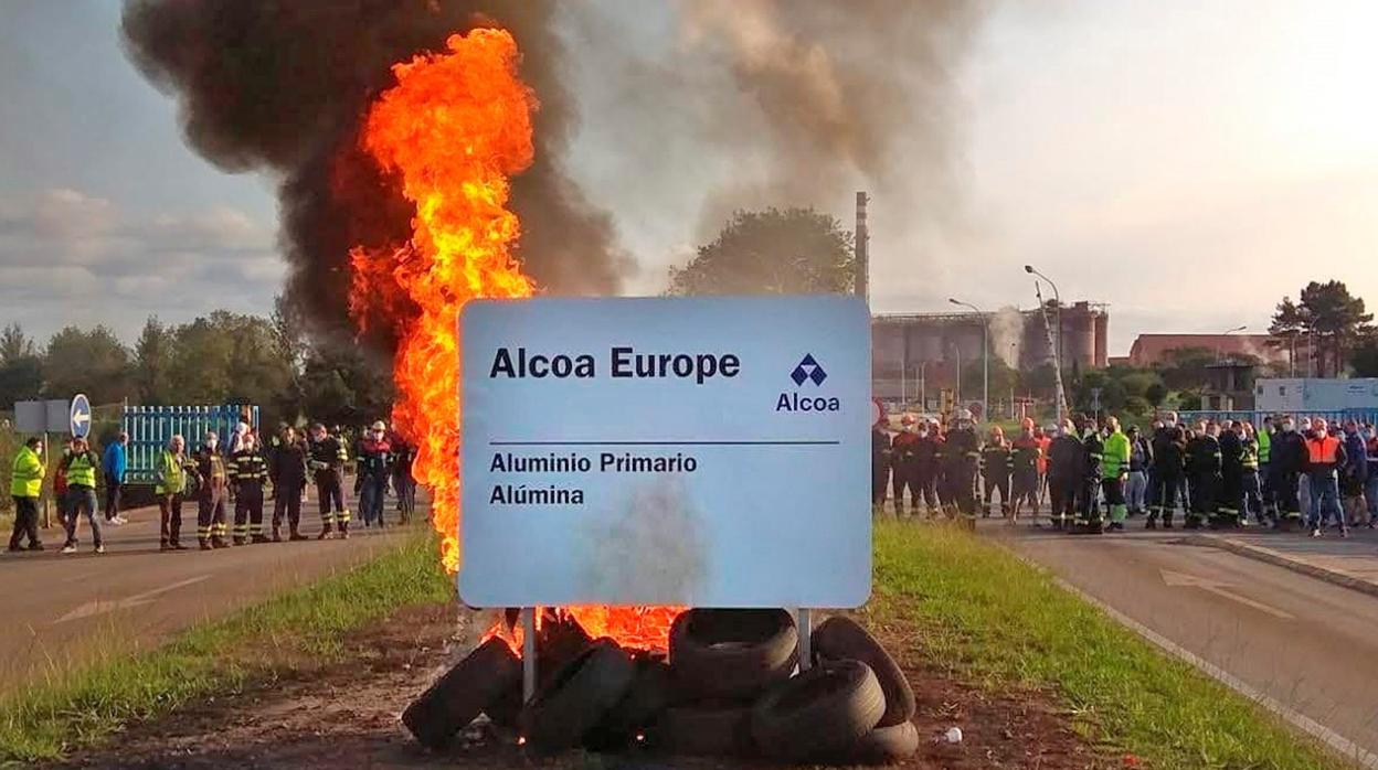 Cartel ardiendo a las puertas de la factoría de Alcoa San Cibrao, durante las movilizaciones llevadas a cabo esta semana para evitar el cierre