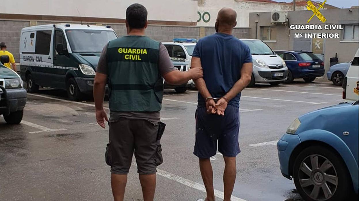 El presunto estafador, custodiado por la Guardia Civil tras su detención