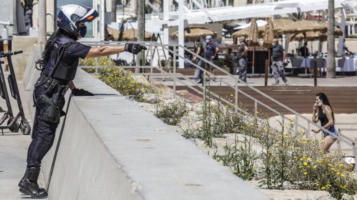 Una agente de la Policía Nacional en tareas de vigilancia