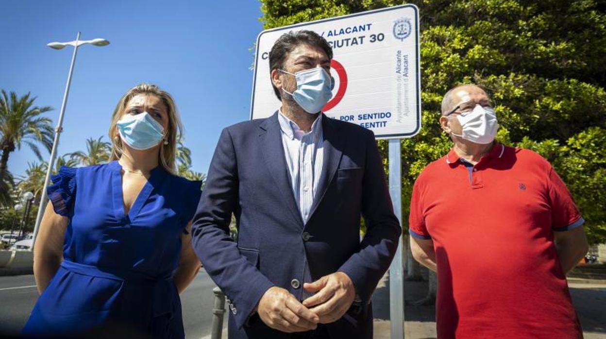 El concejal José Ramón González (derecha), junto al alcalde, Luis Barcala, y la vicealcaldesa, Mª Carmen Sánchez, en un acto público