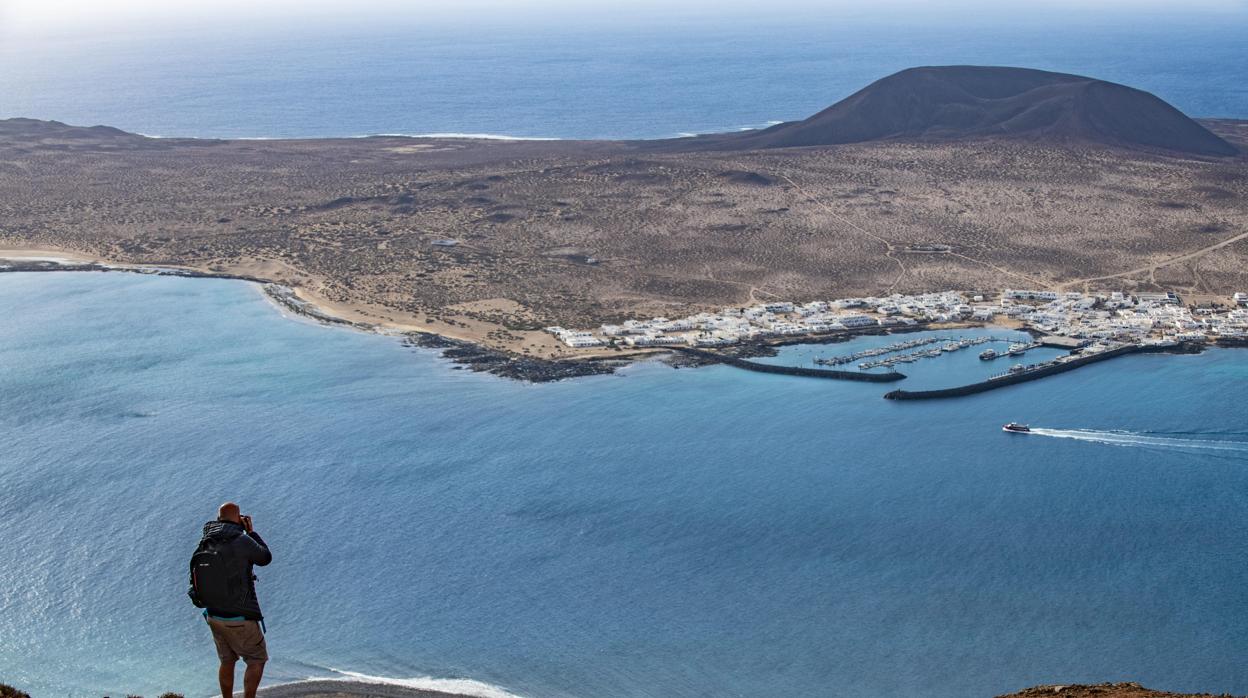 Caleta de Sebo (La Graciosa) visto desde el Mirador del Río, en Haría (Lanzarote)