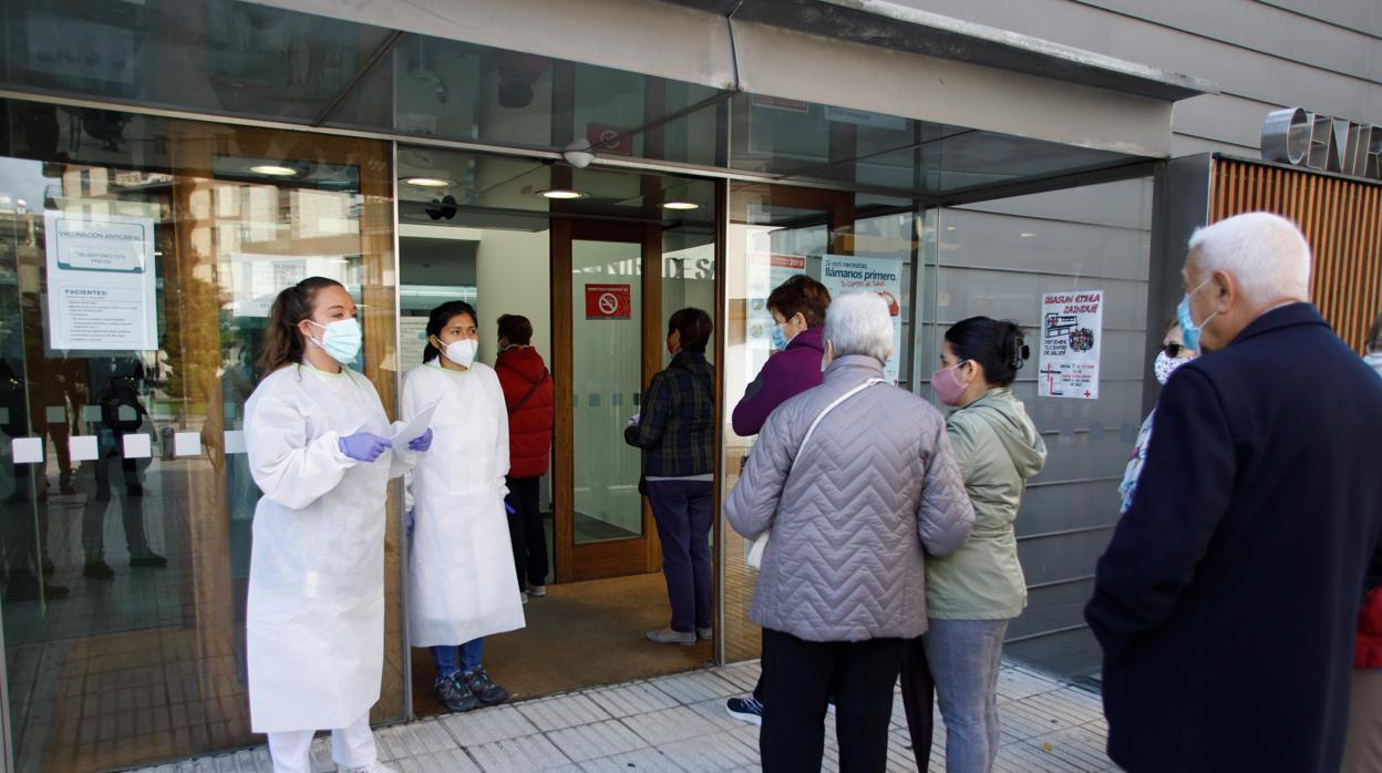 Varias personas en el centro de salud de San Juan de Pamplona en la campaña de vacunación. G.N.