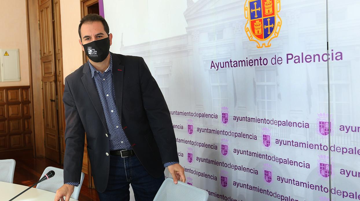 El alcalde de Palencia, Mario Simón, en la rueda de prensa ofrecida tras conocerse el confinamiento de la ciudad