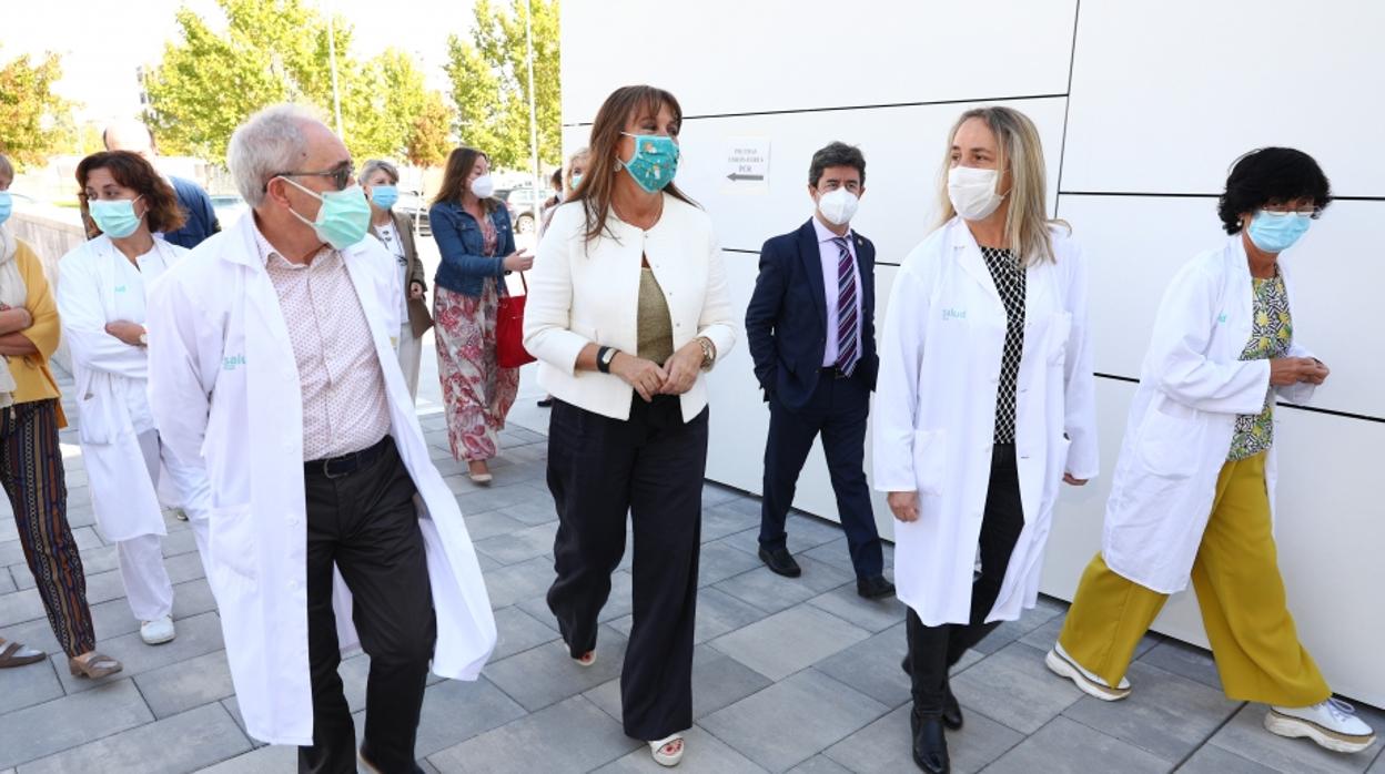 La consejera aragonesa de Sanidad, Sira Repollés (en el centro), acompañada por personal sanitario y por el alcalde de Huesca, Luis Felipe, en una visita que hizo a la capital altoaragonesa el pasado jueves