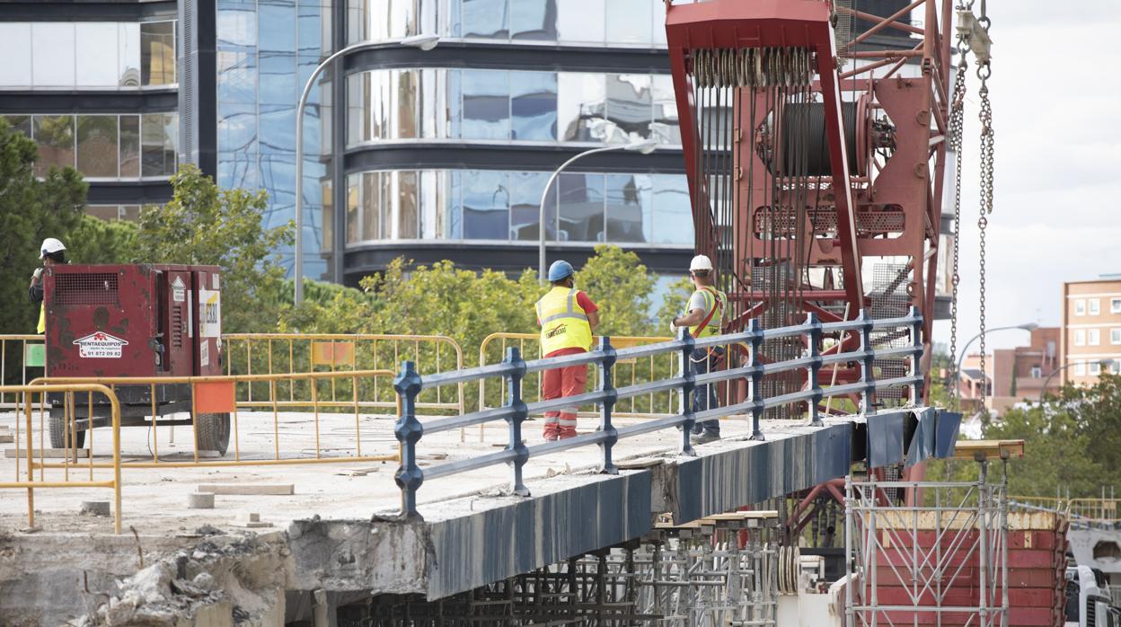 El único tramo que queda en pie del puente de Joaquin Costa