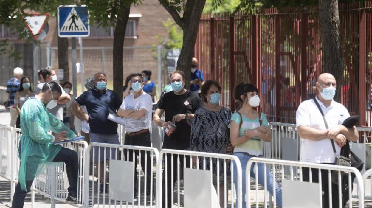 Cola de ciudadanos en espera de realizarse una prueba PCR en Torrejón de Ardoz (Madrid)