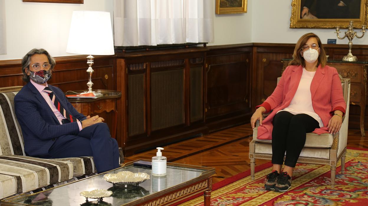 La presidenta de la Diputación, Ángeles Armisén, recibe al decano-presidente del Colegio Profesional de Economistas de Valladolid (Ecova), Juan Carlos De Margarida