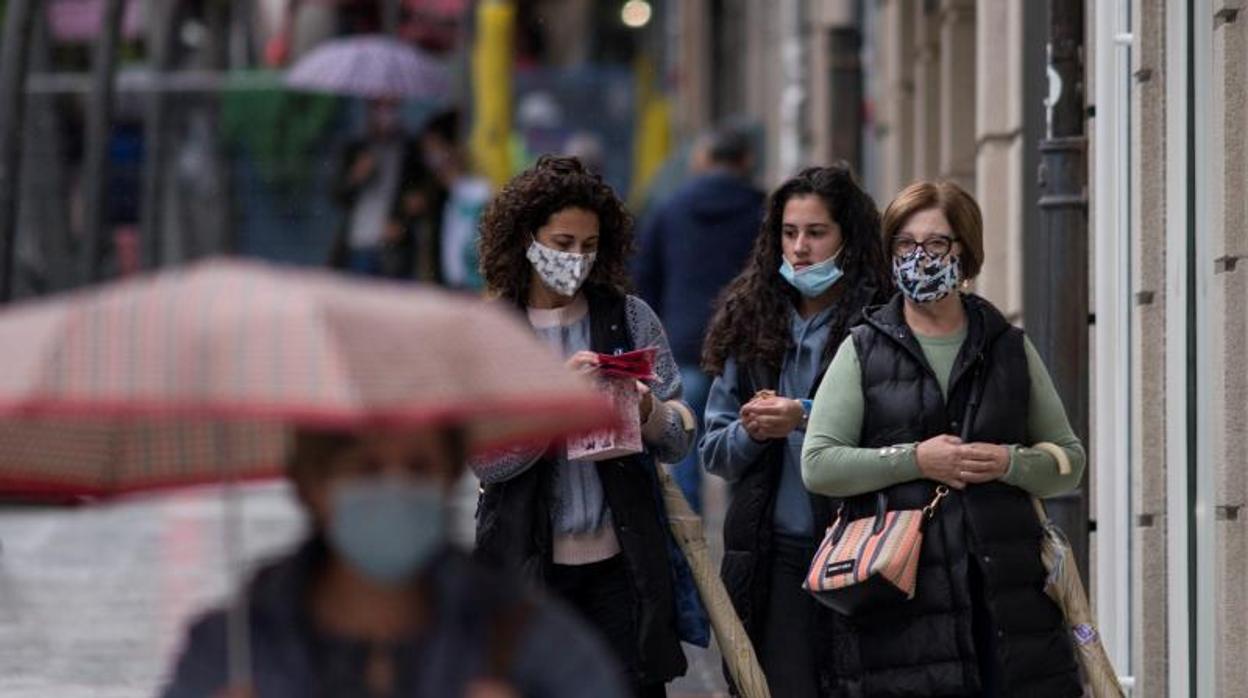 Transeúntes en una calle de Orense capital