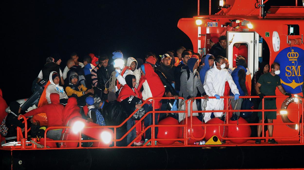 Rescate de inmigrantes por Salvamento Marítimo. Foto de archivo