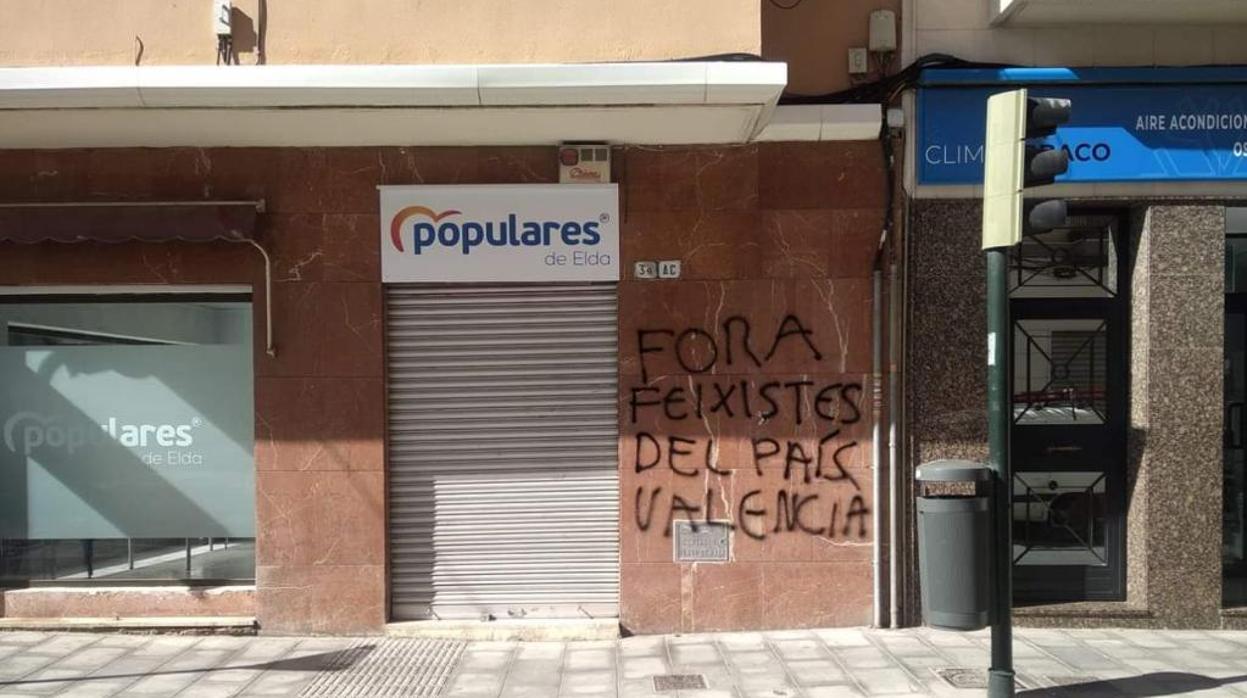 «Fuera fascistas del País Valenciano», la pintada en la sede del PP en Elda