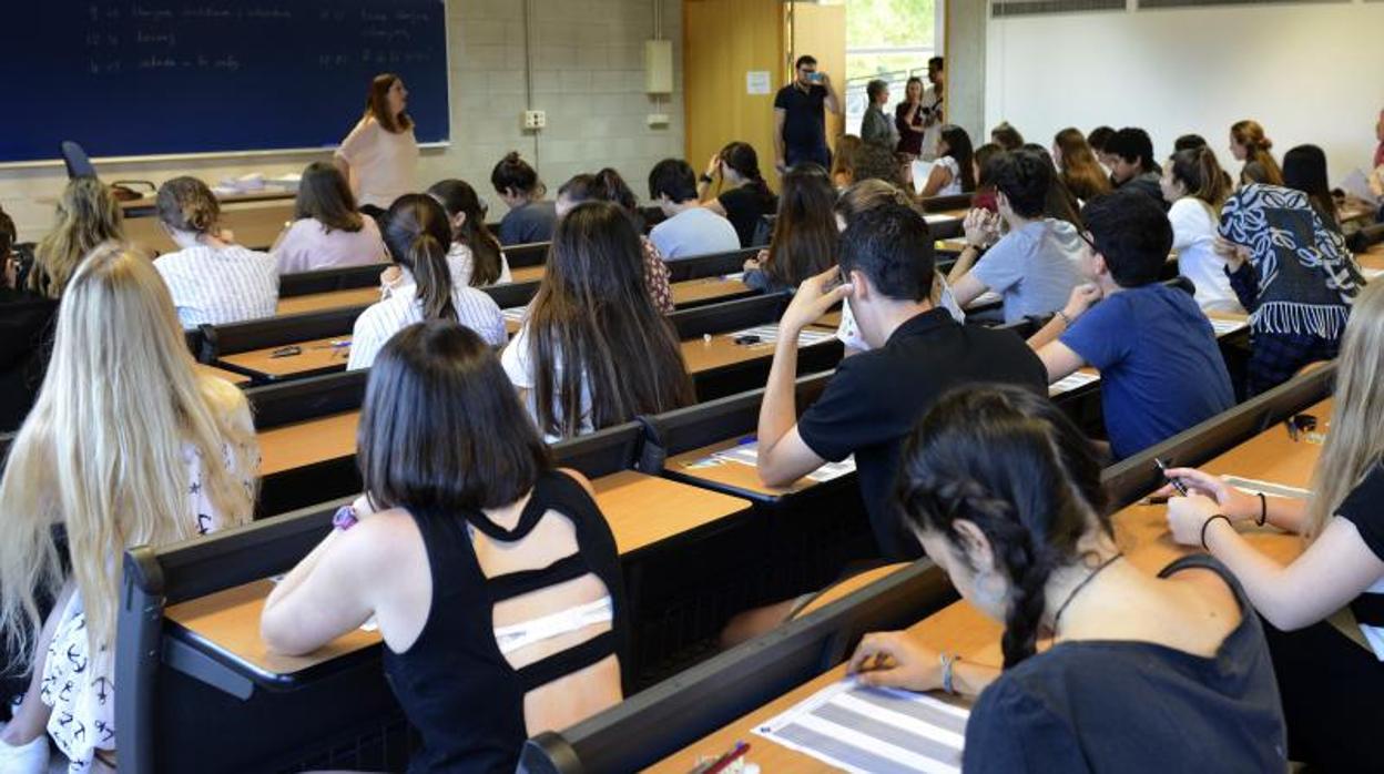 Imagen de archivo de unos estudiantes en la UIB