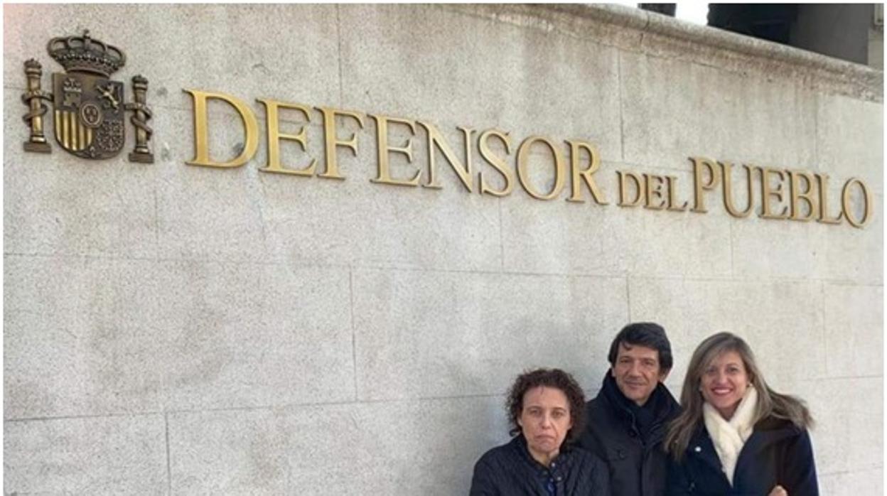 Los profesores (de izquierda a derecha) Isabel Fernández Alonso, Ricardo García Manrique, y Chantal Moll de Alba en el momento de presentar la queja ante el Defensor del Pueblo.