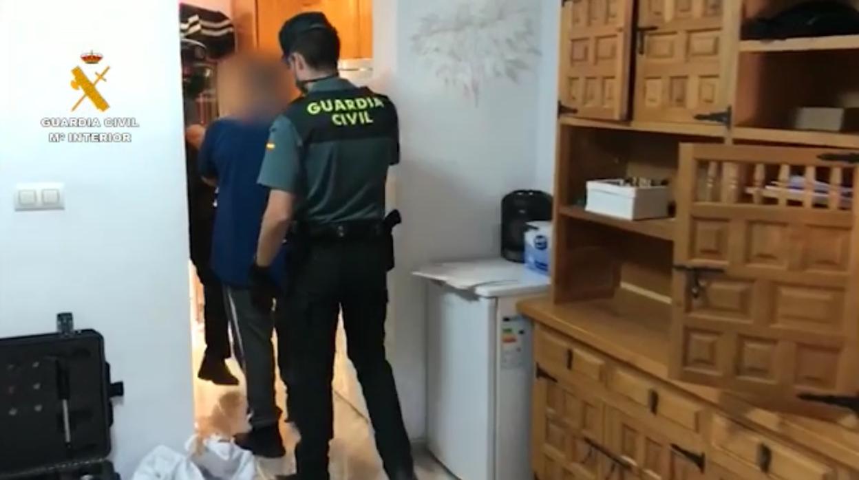 El presunto homicida, en el momento de su detención por la Guardia Civil en Rojales (Alicante)