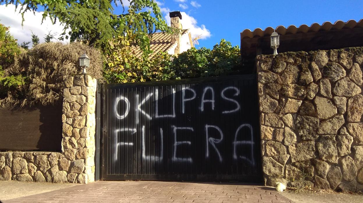 Pintada contra las okupaciones en Nuevo Baztán (Madrid)