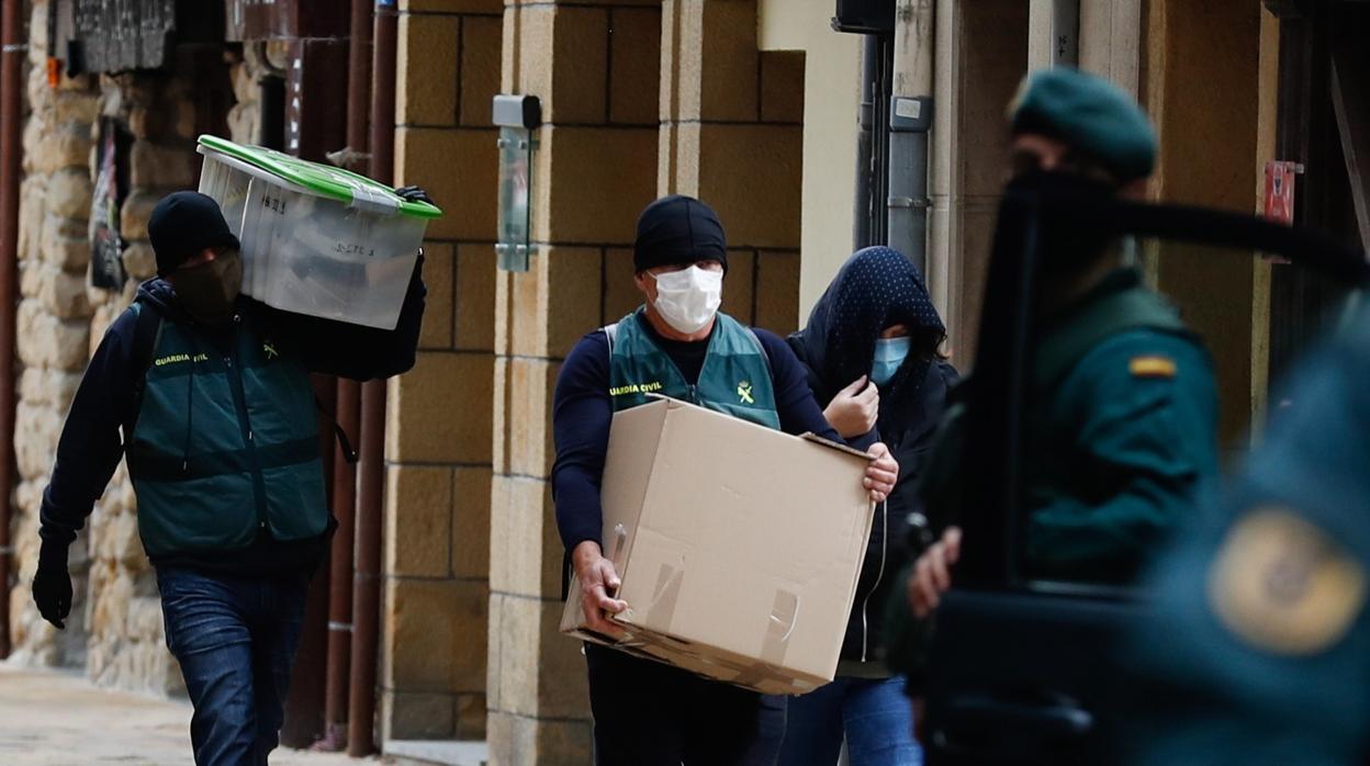 Agentes de la Guardia Civil trasladan material incautado tras la reciente operación relacionada con un zulo de explosivos hallado en 2019