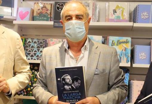 Graciano Palomo, con el último de los 15 libros que lleva publicados