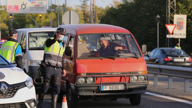 Confinamiento en León y Palencia: Resignación y controles para hacer cumplir las restricciones