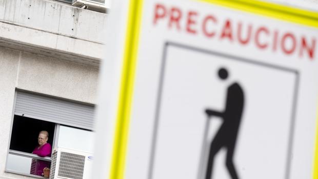 Madrid abrirá residencias de cuidados Covid para mayores que no pueden convalecer en casa