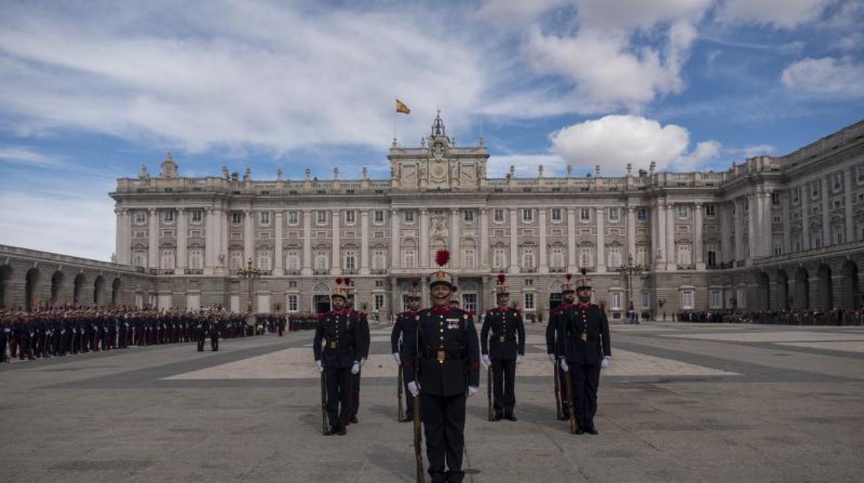 Militares de la Guardia Real en la Armería del Palacio Real, donde se celebrará el 12-0 este año