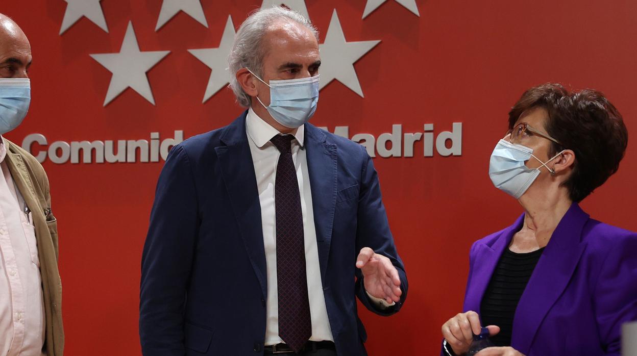 El consejero de Sanidad de la Comunidad de Madrid, Enrique Ruiz Escudero, junto a su equipo