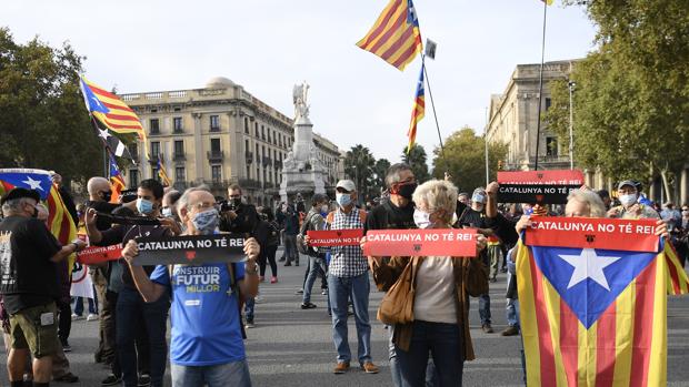 Pinchazo 'indepe' en el acecho matinal al Rey en Barcelona