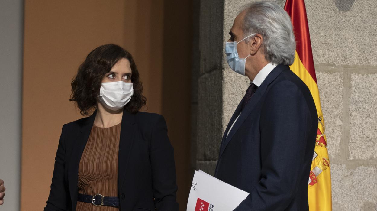 La presidenta madrileña, Isabel Díaz Ayuso, junto al consejero de Sanidad, Enrique Ruiz Escudero