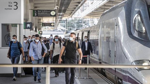 Estado de alarma en Madrid: el primer AVE a Valencia llega con los mismos pasajeros que cualquier viernes