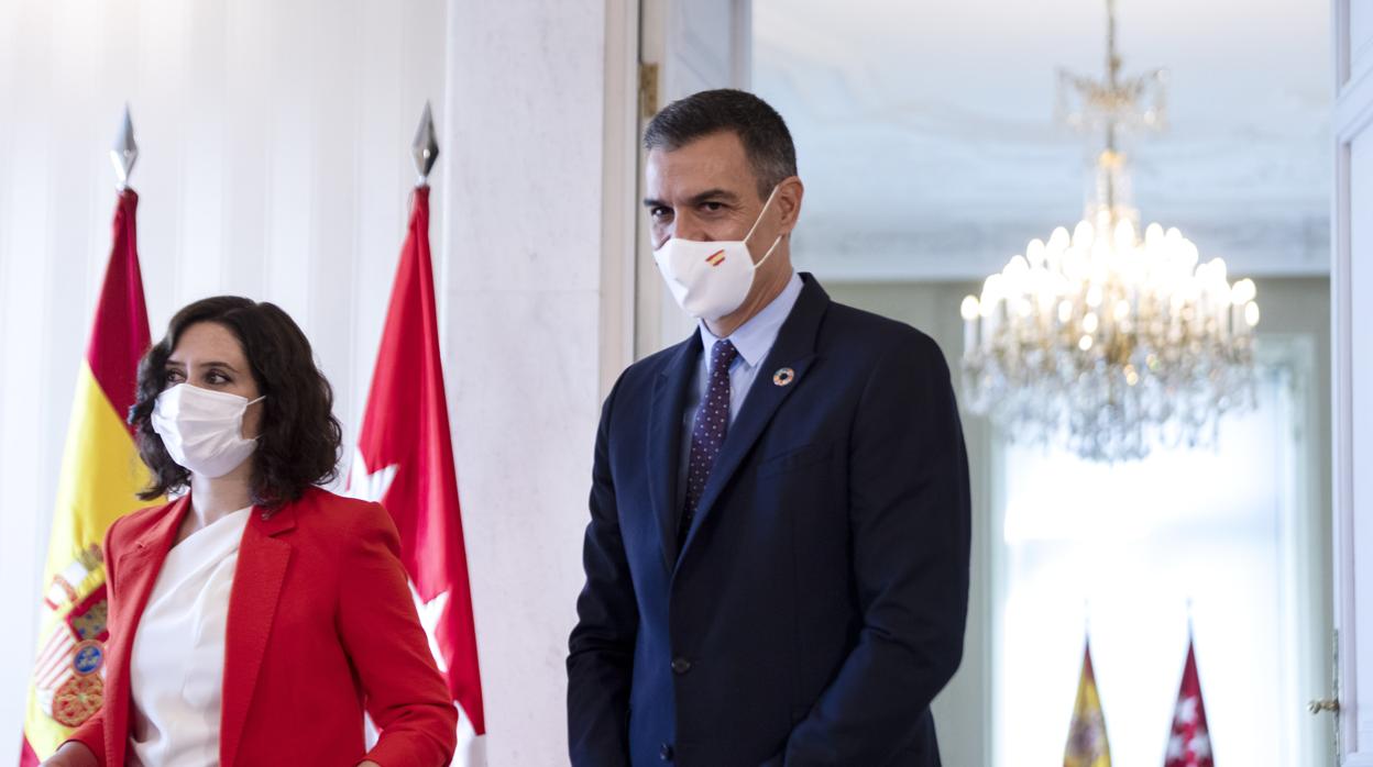 La presidenta de la Comunidad de Madrid, Isabel Díaz Ayuso, junto al presidente del Gobierno, Pedro Sanchez