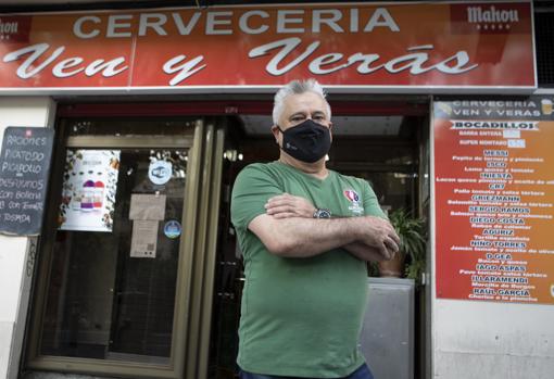Serafín Díaz, al frente de su bar, en el bulevar vallecano de Peña Gorbea