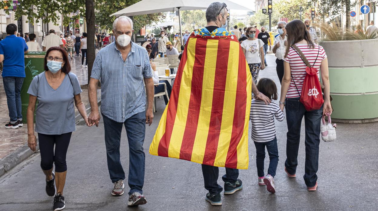 Imagen de gente paseando por Valencia durante la festividad del 9 d'Octubre