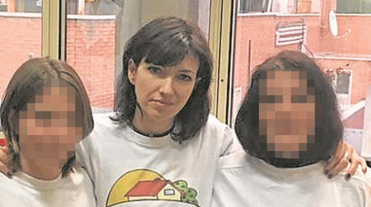 Patricia, con el cabello oscuro, posa con otras socias de Infancia Libre