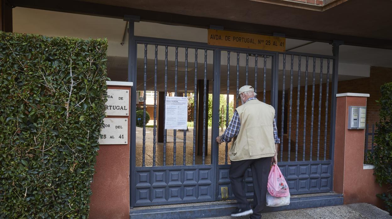 Un hombre entra el inmueble donde murió Felisa, en Leganés